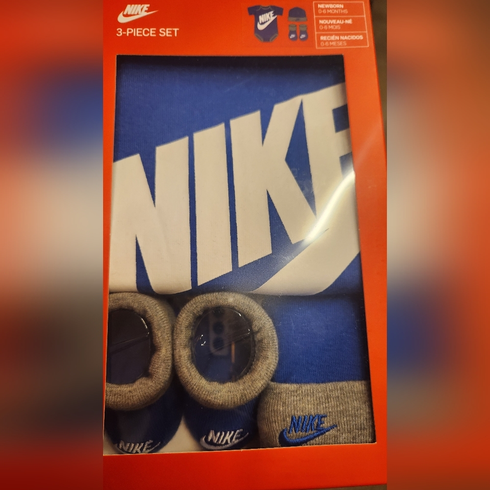 NWT NIKE 0-6 MONTHS 3 PIECE UNISEX OUT
